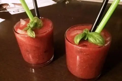 Najlepsze drinki z bazylią, które zachwycą Twoje kubki smakowe