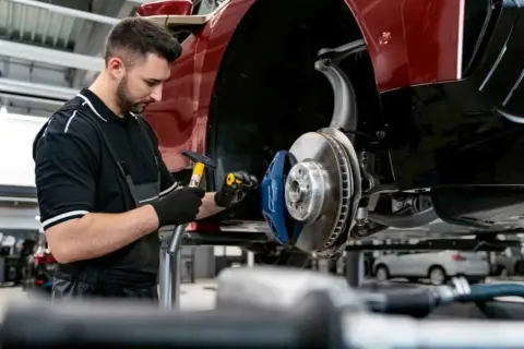 Jak zostać mechanikiem samochodowym i uniknąć najczęstszych błędów