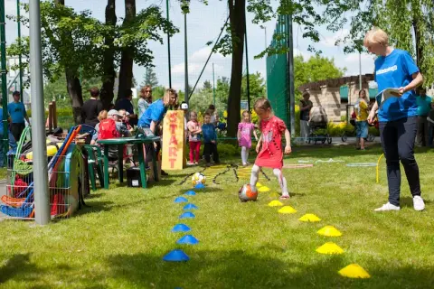 Aktywne zabawy i konkurencje sportowe dla dzieci i rodziców, które łączą