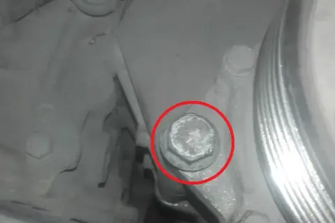 Jak wyjąć alternator VW Golf 4 bez problemów - krok po kroku