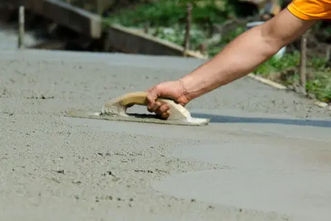Ile wiąże beton B25? Kluczowe czynniki wpływające na czas schnięcia