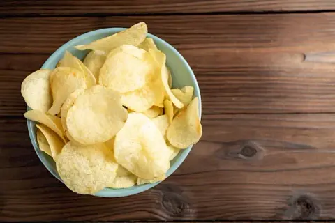Ile kalorii mają chipsy Lay's? Zaskakujące dane, które musisz znać