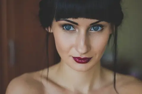 Jak zapobiec rozmazywaniu szminki? Proste triki na trwały makijaż ust