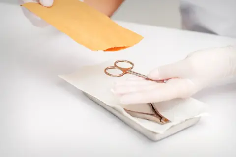 Jak dezynfekować narzędzia do manicure, aby uniknąć zakażeń i chorób