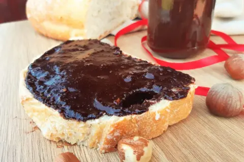 Czy Nutella jest wegańska? Odkryj, co naprawdę zawiera ten krem