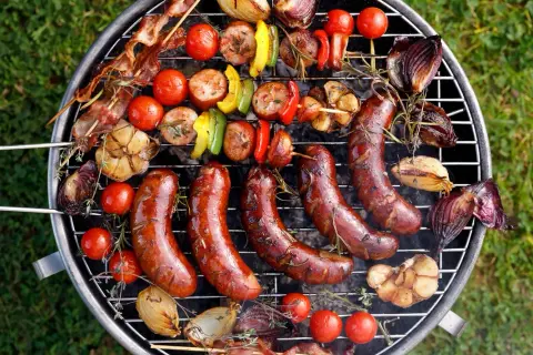 Co na grilla szybko i tanio: 15 przepisów na oszczędne grillowanie