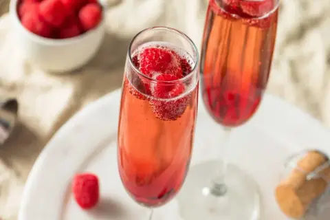 Jak przygotować idealny koktajl kir royal - przepisy i porady