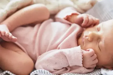Śmierć łóżeczkowa do kiedy? Kluczowe informacje o ryzyku SIDS