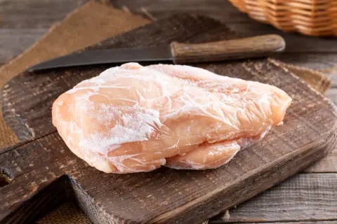 Jak szybko rozmrozić filet z kurczaka i uniknąć niebezpieczeństw