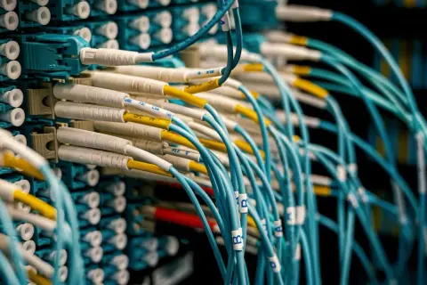 Zastosowanie światłowodów w nowoczesnych technologiach: Co warto wiedzieć?