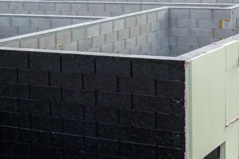 Ile bloczków na fundament? Oblicz dokładnie, aby zaoszczędzić!