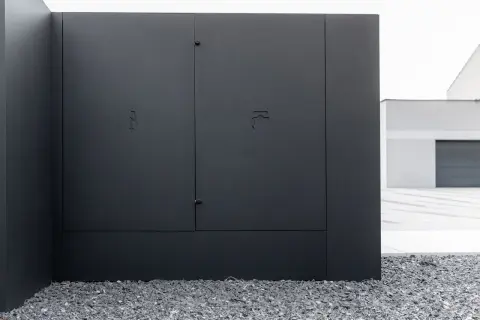 Jak ukryć skrzynkę elektryczną w ogrodzeniu i poprawić estetykę ogrodu
