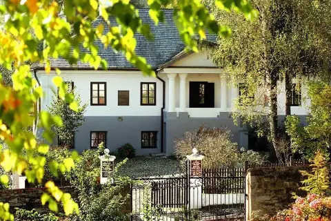 W jakiej epoce tworzył Adam Mickiewicz i jak wpłynęła na jego twórczość?