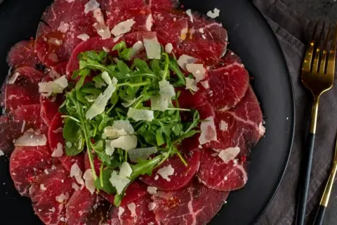 Jak zrobić carpaccio z wołowiny – prosty przepis, który zachwyca smakiem