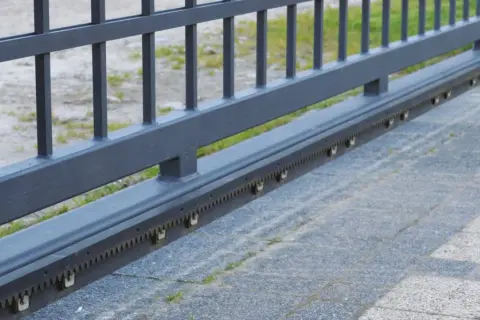 Jaką listwę zębatą wybrać do bramy przesuwnej? Metalową czy nylonową