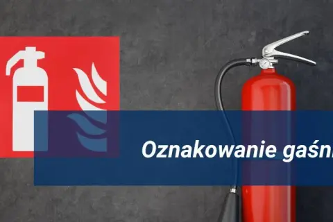 Jak oznakowane jest miejsce przechowywania gaśnicy zgodnie z normami?