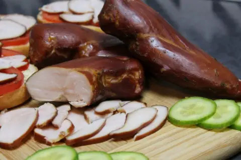 Jak wędzić pierś z kurczaka, aby uniknąć suchego mięsa i uzyskać smakowity aromat