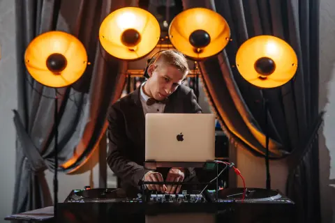 O co pytać DJ-a weselnego, aby uniknąć rozczarowania na weselu