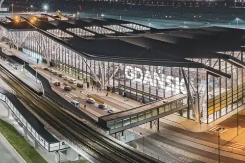 Jak dojechać na lotnisko Gdańsk? Wszystkie opcje transportu i ceny