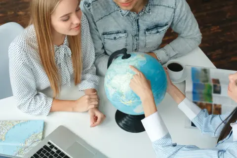 Samemu czy z biurem podróży? Odkryj wady i zalety obu opcji
