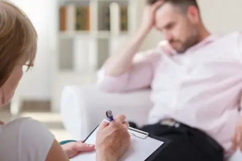 Czy na L4 od psychiatry można wyjechać? Poznaj zasady i ryzyko