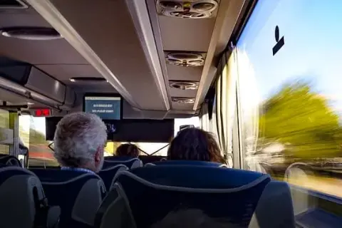 Gdzie najlepiej usiąść w autokarze, aby uniknąć niewygody?