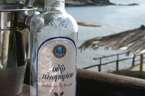 Proste przepisy na drinki z ouzo, które zaskoczą Twoich gości