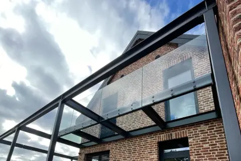 Balustrady szklane na wymiar Wrocław – fuzja bezpieczeństwa konstrukcyjnego i nowoczesnego designu