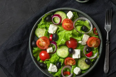 Jakie sosy do sałatki z fetą podkreślą jej smak i aromat?