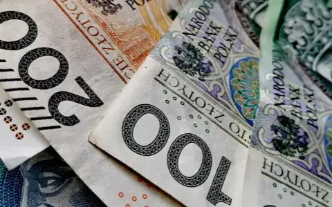 Jak bezpiecznie wziąć debet w bankomacie i uniknąć ukrytych opłat