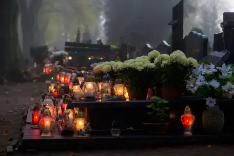 Czy można przynosić rzeczy z cmentarza do domu? Odkryj niebezpieczeństwa