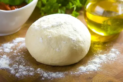 Ile piec pizzę na cieście drożdżowym, aby uniknąć zakalca?