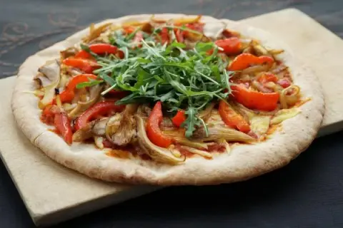 Czy podsmażyć pieczarki do pizzy? Odkryj, co lepsze dla smaku