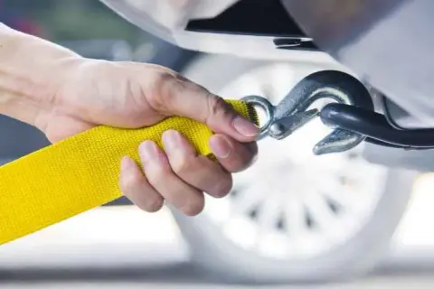 Jak prawidłowo holować auto, aby uniknąć niebezpieczeństw i kosztów
