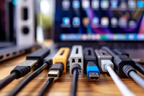 Kabel do laptopa: jak wybrać odpowiedni? Poradnik zakupowy 2025