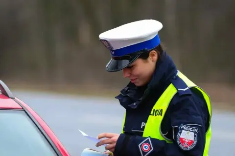 Czy policjant może zabrać prawo jazdy? Poznaj sytuacje i konsekwencje