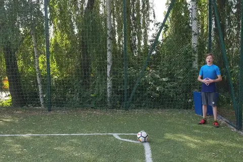 Jak wkręcić piłkę do bramki i unikać typowych błędów strzeleckich