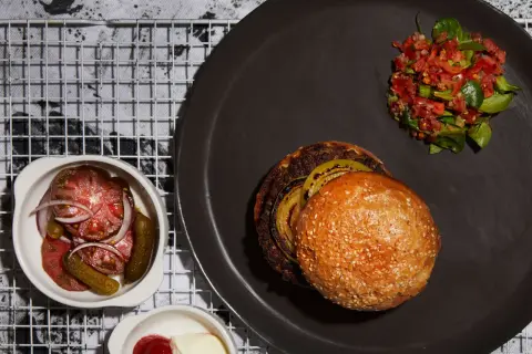 Ile mięsa na burgery? Sprawdź idealne proporcje dla smaku