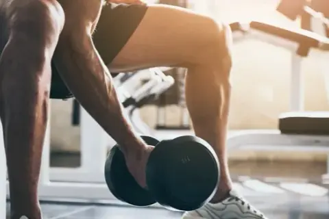 Co to jest trening siłowy? Korzyści, ćwiczenia i wskazówki dla początkujących