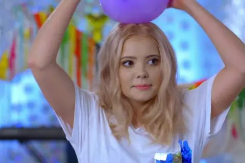 Jak naelektryzować balon z konfetti, aby efekt był zachwycający