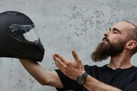 Kask ABS czy poliwęglan - co wybrać dla maksymalnego bezpieczeństwa?