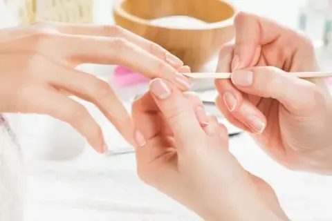 Jak skutecznie moczyć skórki przed manicure, by uniknąć problemów?