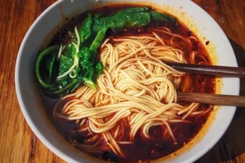 Makaron chow mein z czego jest zrobiony? Poznaj składniki i ich znaczenie