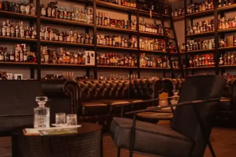 Jak pić Bombay Sapphire: odkryj wyjątkowe smaki i przepisy na drinki