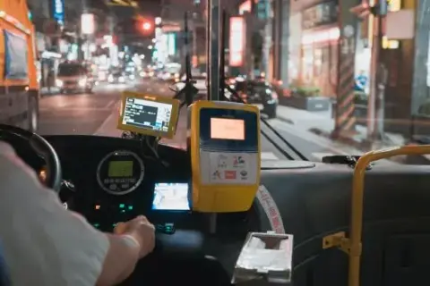 Ile zarabia kierowca autokaru? Zaskakujące fakty o pensjach w branży