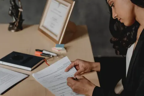 Gdzie pracuje prawnik? Odkryj różnorodność miejsc zatrudnienia