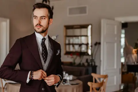 Najlepsze krawaty do czarnego garnituru: eleganckie propozycje