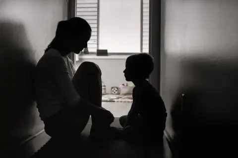 Jak się dostać do domu samotnej matki? Kluczowe kroki i dokumenty.