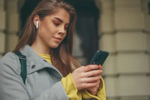 Ile trzyma bateria w AirPods? Sprawdź, jak maksymalnie wykorzystać czas pracy