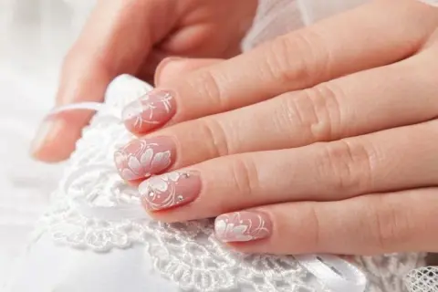 Jaki manicure na ślub: eleganckie pomysły, które zachwycą każdego